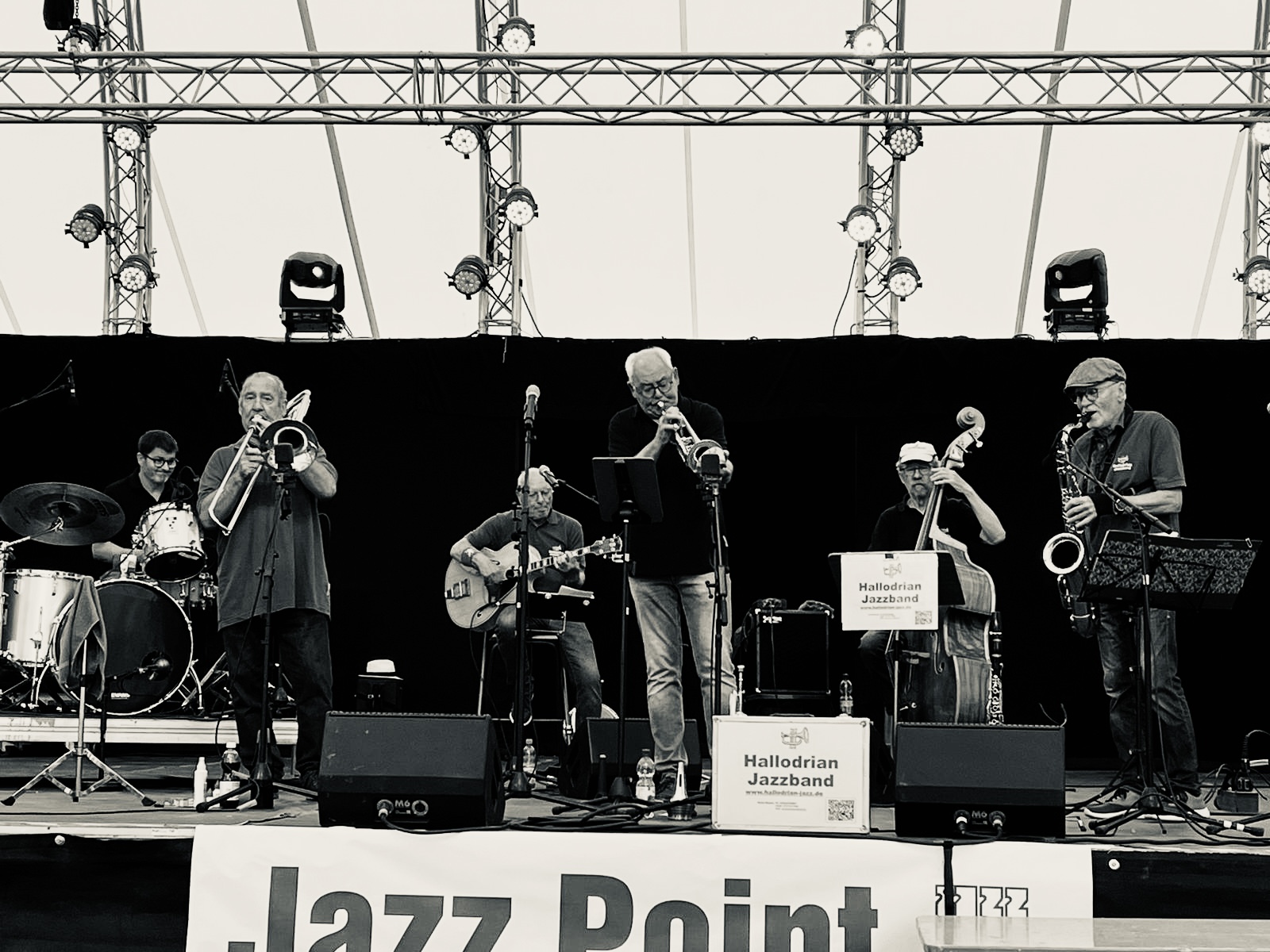 Hallodrian Jazzband - Landesgartenschau Wangen, Sparkassen-Kulturbhne, 18.08.2024 mit Uli Hofmann (cl), Hans Helbig (tb), Harald Hoffmann (b), Reiner Barann (bj/guit), Gerolf Stitzenberger (dr) und Norbert Blank (tp/flh)